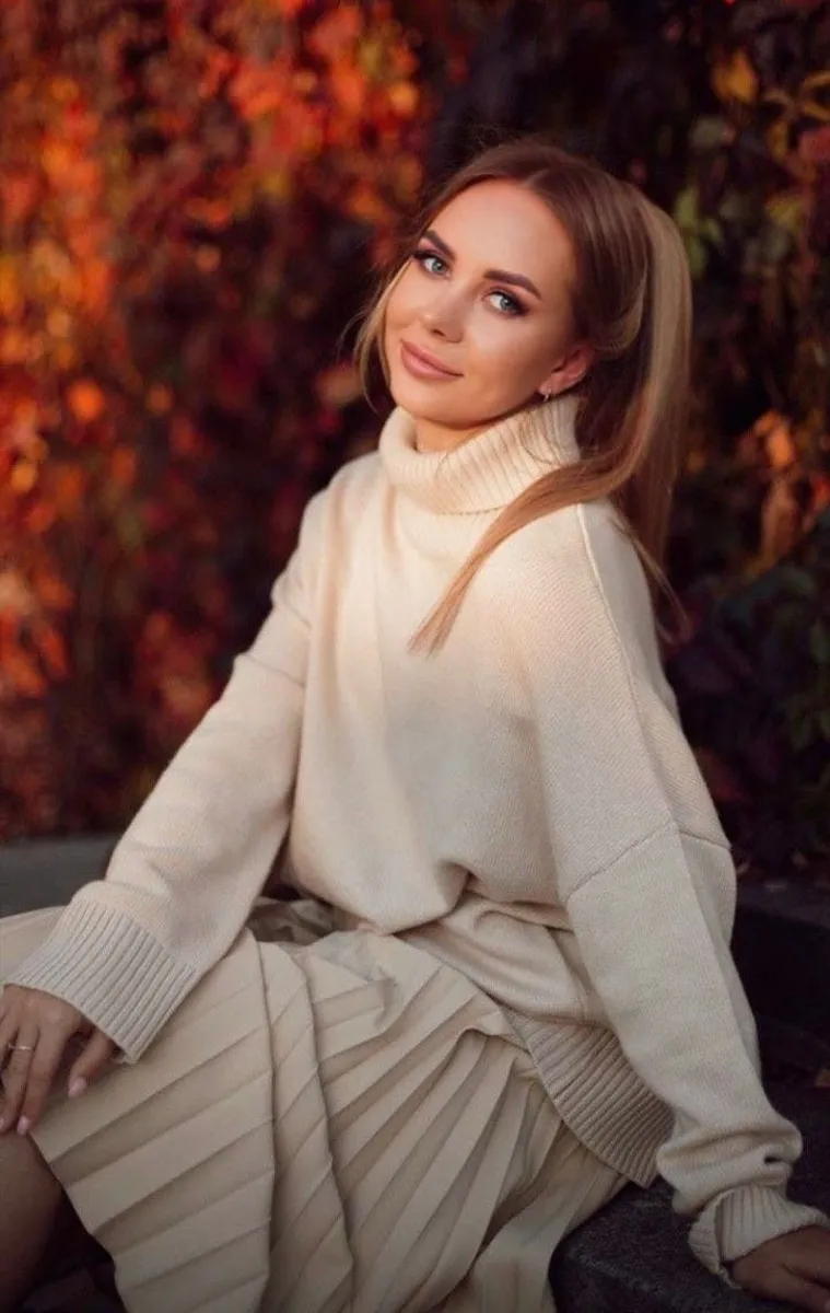 Елена escort in Tyumen