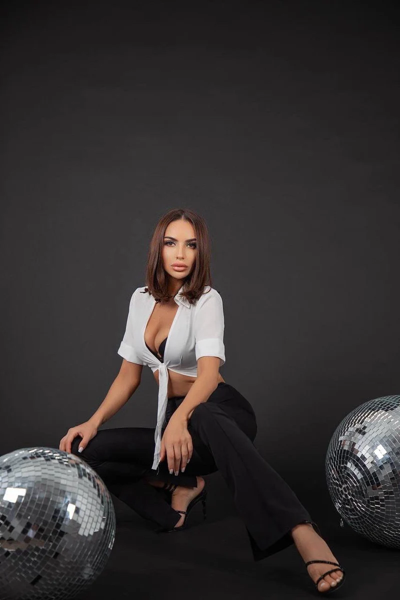 Изабелла escort in Tyumen