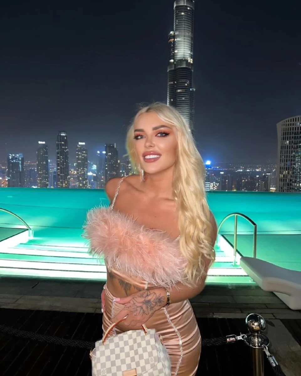 Лиза escort in Tyumen