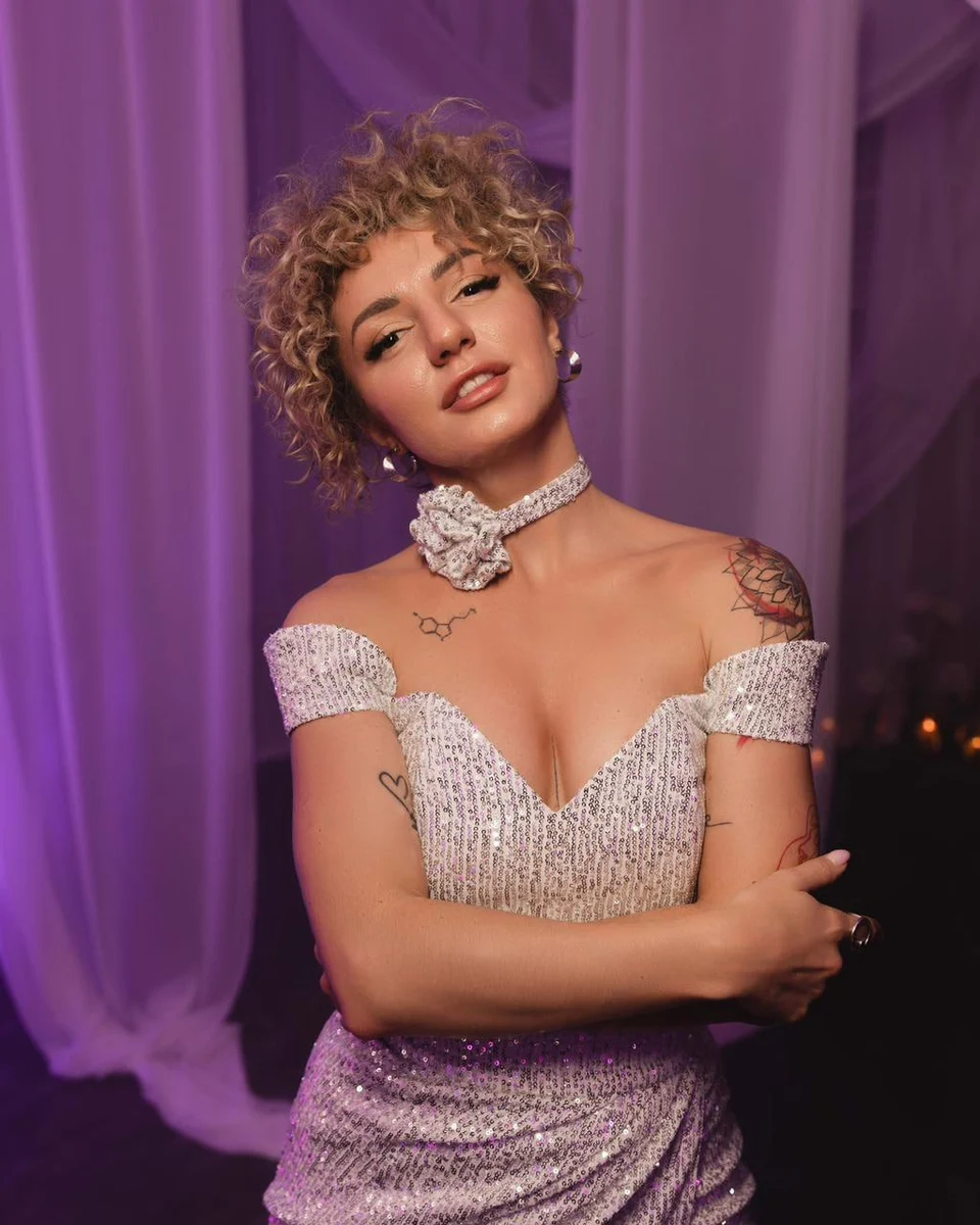 Тори escort in Tyumen