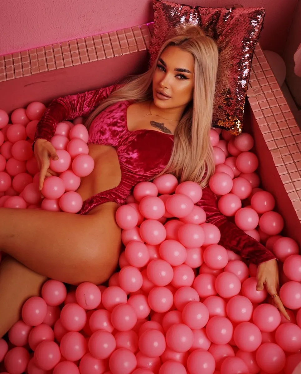 Златослава escort in Tyumen